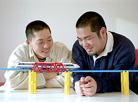�Љ�ʐ^�FQueer Boys and Girls on the SHINKANSEN