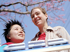 �Љ�ʐ^�FQueer Boys and Girls on the SHINKANSEN